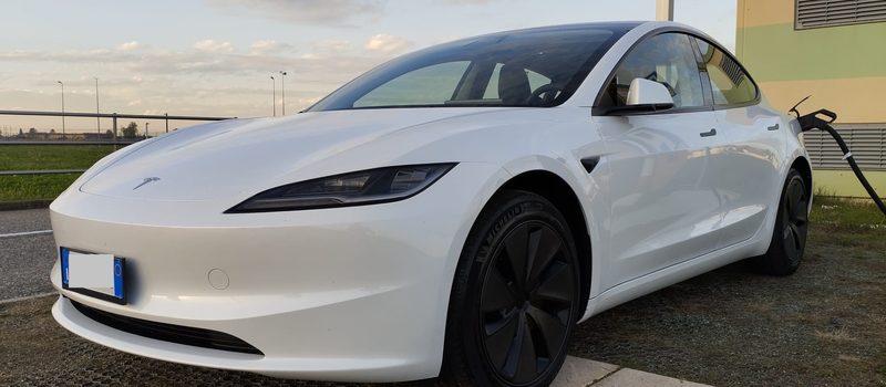 Tesla Model 3 Highland bianca in ricarica — la Tesla del referrer Nicola, Italia 2026
